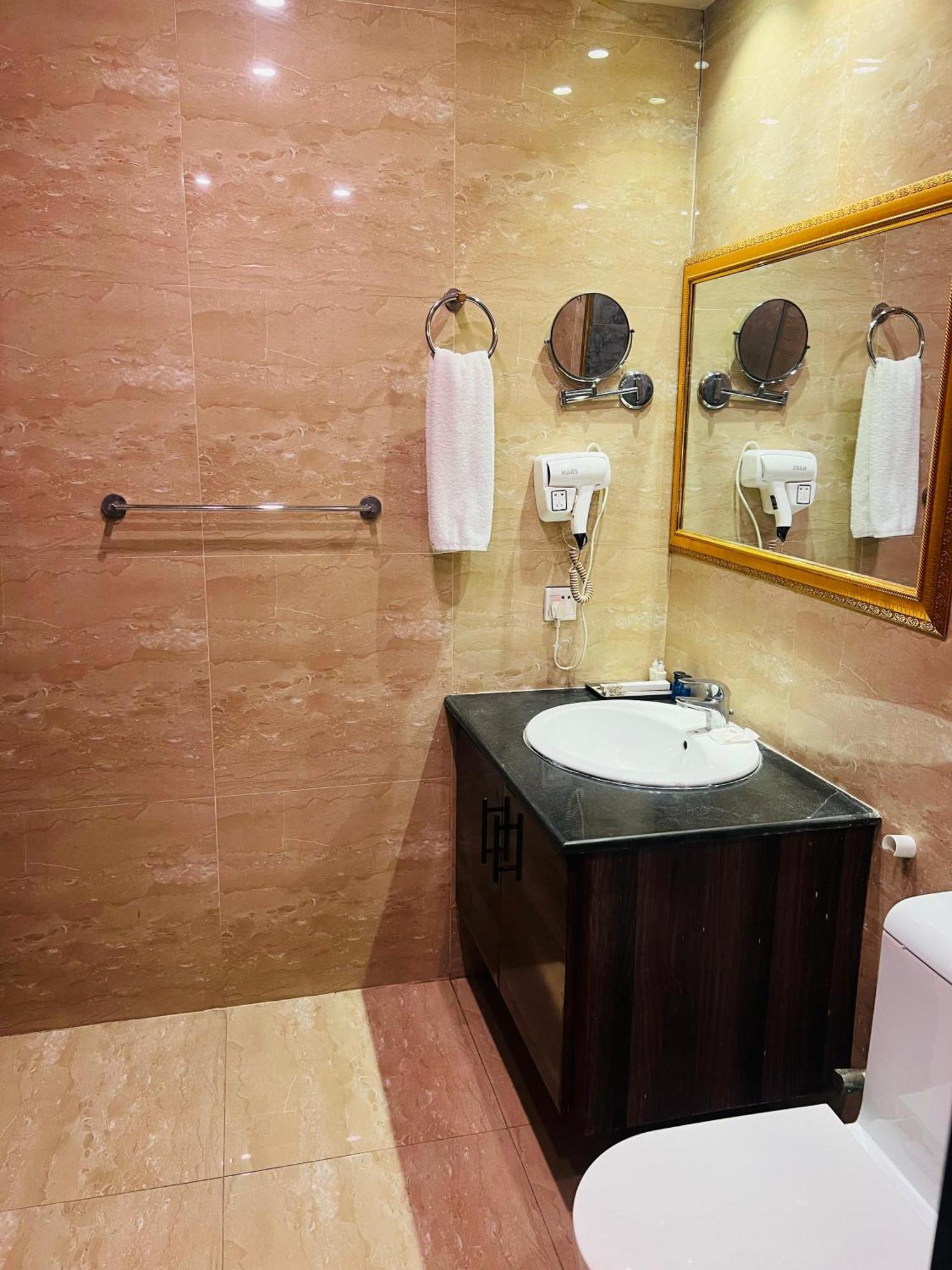 Grand Regent Hotel And Suites Faisalabad Exterior photo